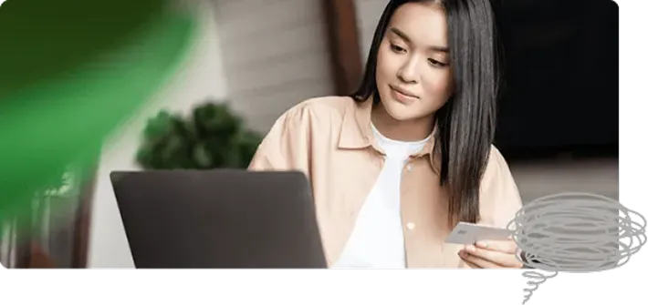 パソコン操作をする女性