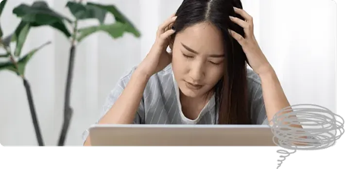 頭を抱える女性