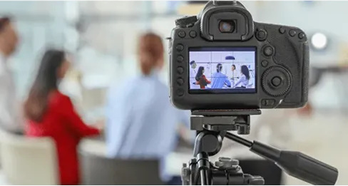 会議をカメラで撮影する風景