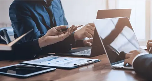 PCを見ながら話し合う人たち