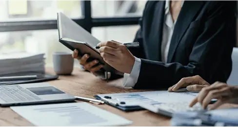 ノートにメモをとる人