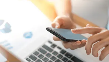 スマホ操作をする人