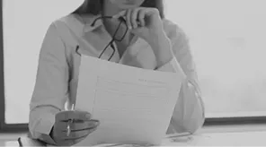 書類に目を通す女性