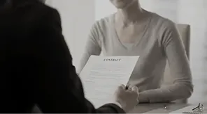 書類を確認する人